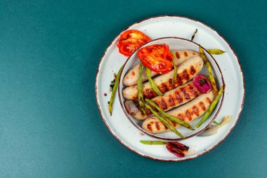 Geleneksel barbekü Alman sucuğu. Alman usulü ızgara sosis. Yaz partisi yemekleri. Üst görünüm, kopyalamak için boşluk.