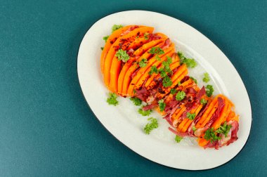 Kızarmış balkabağı ve pastırmalı tabak. Pastırmalı tereyağlı ezme. Kopyalama alanı olan düz