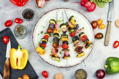 Izgara vejetaryen şiş karışık sebzeler. Vejetaryen gıda konsepti.