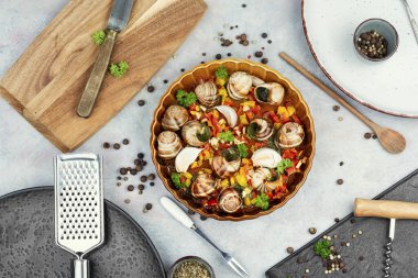 Maydanoz ve sarımsaklı tereyağı ile dolu fırında salyangoz tabağı. Egzotik yemekler. Lezzetli yemekler.