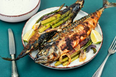 Yeşil kuşkonmazla pişirilmiş akromatik uskumru balığı. Fırında balık..