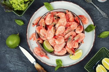 Çiğ karides ya da baharatlı ve otlu karides..