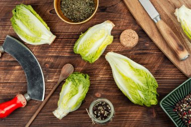 Taze yeşil Romaine marul kalpleri ya da rustik ahşap masada Lactuca sativa.