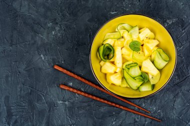 Salata ananas, salatalık ve fındık salatası. Metin için boşluk.