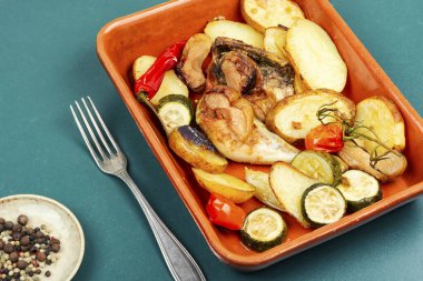 Tavuk eti fırında ya da patatesle kızartılmış. Fırında pişirilmiş ev yapımı tavuk budu.