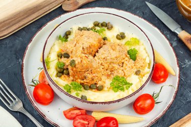 Buharda pişmiş köfte ve tabakta patates püresi..