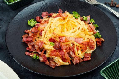 Kızarmış pastırmalı makarna, Carbonara makarnası. Keto diyeti.