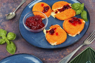 Böğürtlen soslu ya da reçelli peynirli.