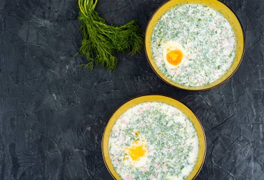 Lezzetli soğuk yaz çorbası okroshka ve kaynamış sosis. Boşluğu kopyala.