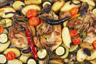 Patatesle pişirilmiş tavuk eti. Kızarmış tavuk budu.