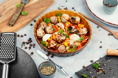 Tereyağlı ve otlu yenilebilir salyangoz. Sardunya mutfağı, İtalyan yemekleri..