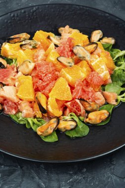 Taze greyfurtlu deniz ürünleri salatası, portakal ve midye..