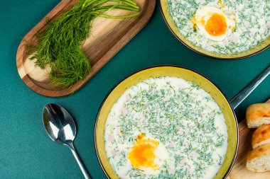 Yumurtalı, sebzeli, etli soğuk okroshka çorbası.