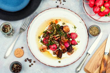 Kızarmış kırmızı turp, kapari ve sarımsak. Vejetaryen salatası.