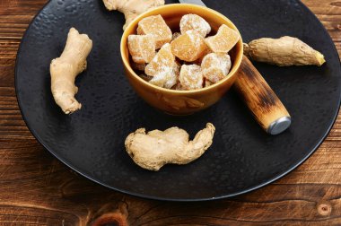 Şekerli zencefil küpleri, kasede zencefilli tatlı. Kapat..