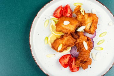 Lezzetli kızarmış balık parçaları tabakta. Metin için boşluk.