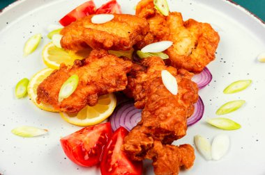 Lezzetli kızarmış balık parçaları. Kıtır kıtır kızarmış balık..