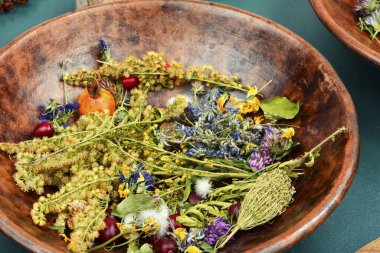 Kırsal bir kasede şifalı otlar ve bitkiler. Bitkisel ilaçlar