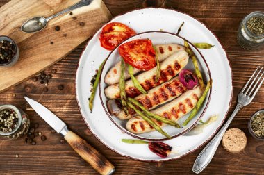 Barbekü sosisleri barbekü. Alman usulü ızgara sosis. Kırsal ahşap masada sucuk..