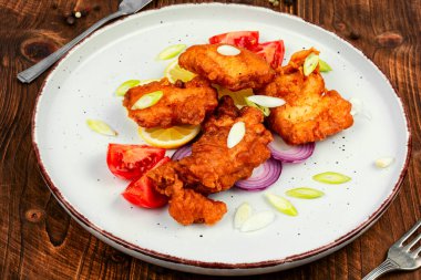 Kızarmış morina balığı parçaları. Kızarmış balık ve çıtır çıtır. Ev yemeği..