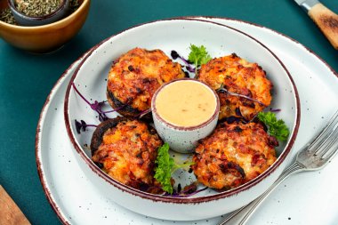 Fırında mantar, sebze ve peynirle doldurulmuş şampiyon şapkası..