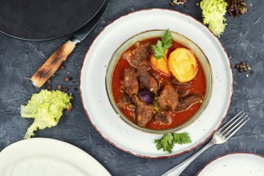 Gulaş geyik etinden, et kebabı ve patates!.