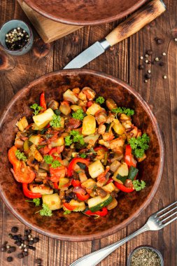 Vegan Ratatouille taze kızarmış sebzelerden yapılan parlak bir sebze yahnisidir..