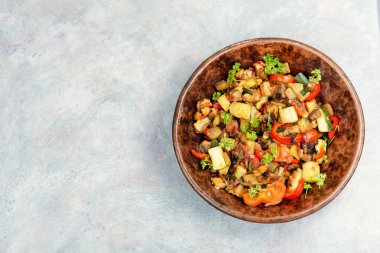 RATATOUILLE taze kızarmış sebzelerden yapılan parlak bir sebze yahnisidir. Metin için boşluk.