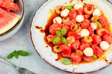 Karides ve karpuzlu baharatlı meyve salatası. Taze, lezzetli salata..