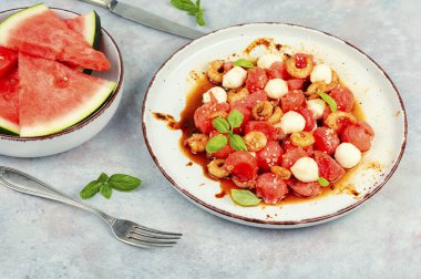 Karpuzlu yaz salatası, mozzarella peyniri ve karides..