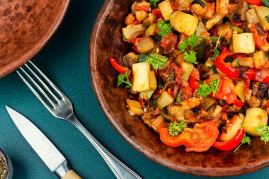 Fransız sebze yemeği, ratatouille. Fırında patlıcan, kabak, biber ve domates..
