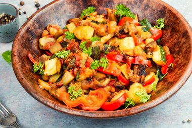 Fransız sebze yemeği, ratatouille. Fırında patlıcan, kabak, biber ve domates..