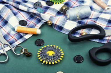 Dikiş dikmek için renkli iplikler ve iğneler. Farklı dikiş aksesuarı