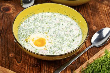 İştah açıcı soğuk çorba tabakta okroshka.