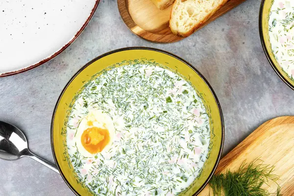 Lezzetli soğuk yaz çorbası okroshka Kaynamış sosisli kase