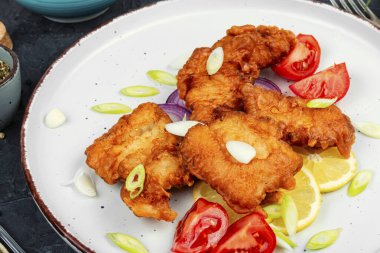 Lezzetli kızarmış balık parçaları. Kızarmış balık ve çıtır çıtır. Gevrek morina parçaları, yakın çekim..