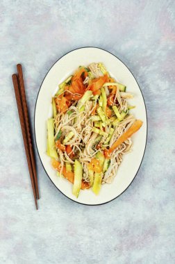 Mantarlı salata ya da mantar iğnesi, havuç, salatalık, kızarmış susam tohumu. Enokitake salatası. Düz yatıyordu.