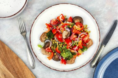 Salamura mantarlı, yeşil bezelyeli ve biberli kolay vejetaryen salatası..