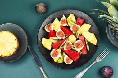 Ananaslı meyve salatası, karpuz, kivi ve incir..