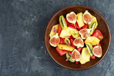 Ananaslı meyve salatası, karpuz, kivi ve incir. Boşluğu kopyala.