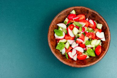 Taze sebze kasesi, turplu sağlıklı sebze salatası, salatalık ve domates. Boşluğu kopyala.