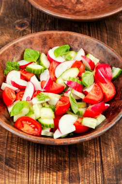 Turp, salatalık ve domatesli vejetaryen salatası. Diyet menüsü.