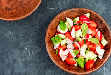 Sağlıklı sebze salatası taze domates, salatalık, tabakta turp..