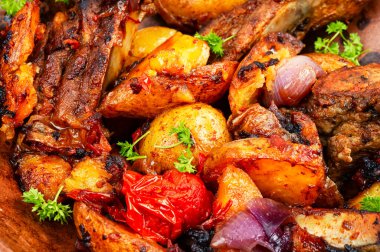 Domuz pirzolası ve patatesten oluşan popüler bir yemek. Kapat.