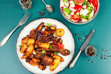 Yedek kaburga ya da ızgara pirzola ve haşlanmış sebze. Izgara kaburga.