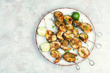 Şişte balık şiş. Kızarmış uskumru şiş. Barbekü. Mangal Balığı. Boşluğu kopyala.
