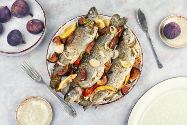 İncir ve limonla tatlandırılmış lezzetli kavrulmuş alabalık. Tarz deniz ürünleri.