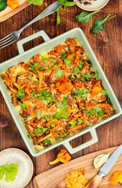 Çiğ çiğ mantarlı frittata, sağlıklı yemek..