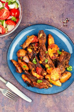 Yedek kaburga ya da ızgara pirzola ve haşlanmış sebze. Izgara kaburga.