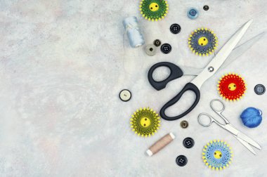 Dikiş dikmek, aksesuar dikmek için renkli iplikler ve iğneler.